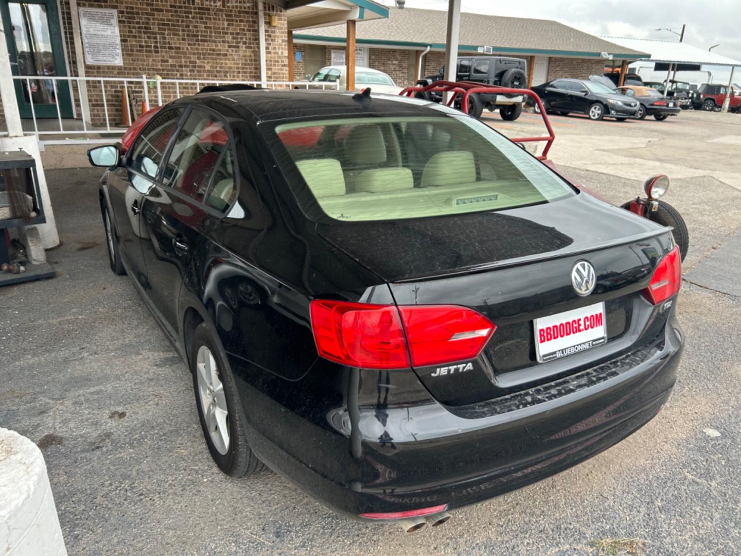 2012 Volkswagen Jetta TDI (3VWLL7AJ1CM) with an 2.0L L4 DOHC 16V TURBO engine, located at 1687 Business 35 S, New Braunfels, TX, 78130, (830) 625-7159, 29.655487, -98.051491 - Photo#6